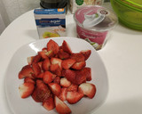Foto del paso 1 de la receta: Mousse de fresas frescas y queso batido