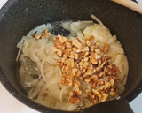 Foto del paso 3 de la receta: Dados de pollo en salsa de calabacín y nueces