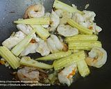 รูปขั้นตอนการทำที่ 3 ของ ก๋วยเตี๋ยวเส้นใหญ่ผัดน้ำพริกเผา