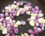 Foto langkah ke 2 dari resep Tumis Bawang Merah dan Bawang Putih.