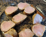 Foto del paso 5 de la receta: Solomillo en salsa con champiñones, puré de patata y compota de pera
