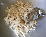 Foto langkah ke 2 dari resep Tumis jamur tiram kulit ayam.