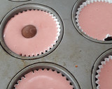 Foto del paso 6 de la receta: Muffins de licor de grosella con corazón de chocolate