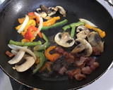 Foto del paso 1 de la receta: Omelette de tocino y pimientos bañada con salsa verde con habanero