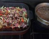 Foto del paso 2 de la receta: Carne con pimientos y arvejas acompañada de arroz 🍚