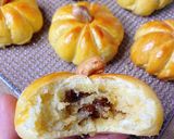 Hình bước làm 1 của món Bánh Mì Bí Đỏ Nhân Nho Dừa 🍇🥥