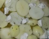 Une image de l'étape 1 de Pomme de terre au four rondelles de tomates et fromage.