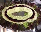 Une image de l'étape 9 de Salade composée laitue, concombre, betteraves et olives.