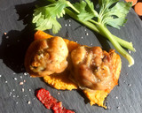 Foto del paso 4 de la receta: Delicias de pollo al horno con verduras ahumadas y base de hummus