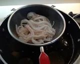 Foto del passaggio 5 della ricetta Spaghetti di calamaro con crema di piselli e rucola