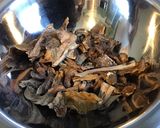 Une image de l'étape 1 de Poêlée de cèpes aux oignons et persil.