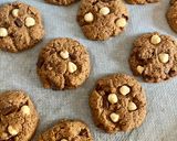 Une image de l'étape 4 de Cookies à la purée de noisettes, chocolat noir à la fleur de sel Omie et noisettes entières grillées.