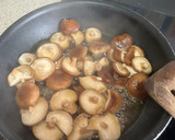 Foto del paso 1 de la receta: Arroz de castañas, setas y costilla