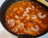 Foto del paso 4 de la receta: Chipirones guisados con calabaza, setas y gambas