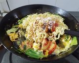 Foto langkah ke 3 dari resep Mie Goreng (Instan) Tek-tek.