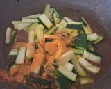 Foto del passaggio 4 della ricetta Pennette Integrali con Zucchine, Zafferano e Curcuma 💚💛