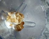 A picture of step 2 of Marshmallow Cookies Shake.