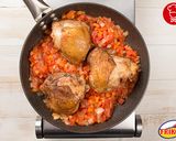 Foto del paso 2 de la receta: Contramuslos en salsa criolla 🍗🥘