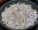 Foto del paso 1 de la receta: Tosta de espelta integral con cebolla confitada, calabacín y rulo de cabra