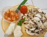 Foto langkah ke 1 dari resep Sayur bening jamur kancing dan udang.