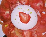 Foto del paso 5 de la receta: Burrata con flor de tomate, fresa y aceitunas de Aragón