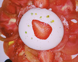 Foto del paso 5 de la receta: Burrata con flor de tomate, fresa y aceitunas de Aragón