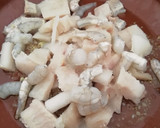 Foto del paso 1 de la receta: Gambones con merluza al ajillo