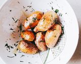 Ropogós lazac, joghurtos öntettel, kapros burgonyával recept fázis 2 fotója