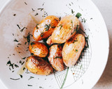 Ropogós lazac, joghurtos öntettel, kapros burgonyával recept fázis 2 fotója