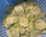 Foto del passaggio 2 della ricetta Insalata di cetrioli alla senape con crostini