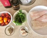 Foto del passaggio 1 della ricetta Rana pescatrice (o coda di rospo) con capperi, acciughe e datterini