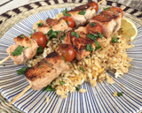 Foto del paso 5 de la receta: Brochetas de salmón rápidas con arroz, también express!
