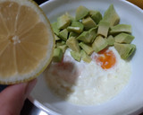 Foto del paso 2 de la receta: Huevos al micro con aguacate 🍳🥑🥰