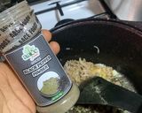 A picture of step 2 of Oriental rice /minced meat rice.