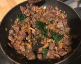 Une image de l'étape 11 de Bœuf aux girolles et persil.