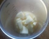 Foto del passaggio 4 della ricetta Frullato con succo di frutta alla pera, mela, limone e cannella