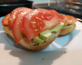 Foto del paso 3 de la receta: Tosta de atún con tomate y aguacate