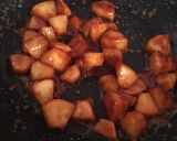 A picture of step 6 of Apple pie yogurt parfait.