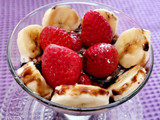 Copa de frutas con queso, nata y salsa de chocolate