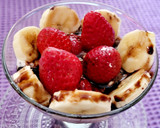 Foto del paso 3 de la receta: Copa de frutas con queso, nata y salsa de chocolate