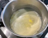 Une image de l'étape 3 de Sauce béchamel à l’épeautre, ail fumé et grana padano.