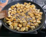 Une image de l'étape 10 de Navets boule d'or aux saucisses allemandes, bouillon de champignons et olives.