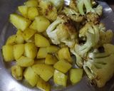 आलू गोभी की सब्जी (Aloo gobhi ki sabzi recipe in hindi) रेसिपी चरण 2 फोटो