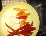 Foto langkah ke 4 dari resep Sawi gulung isi ayam saos pedas.