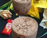 A picture of step 3 of Kitkat thandai Shake.