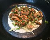 Foto del paso 8 de la receta: Quesadillas de champiñón, chipotle, cilantro y maní