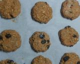 Foto del paso 5 de la receta: Galletitas avena, zanahorias y pasas!!