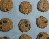 Foto del paso 5 de la receta: Galletitas avena, zanahorias y pasas!!