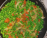 Foto del paso 2 de la receta: Tortilla de guisantes, cebolla y chorizo