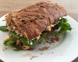 Foto del paso 3 de la receta: Bocadillo de bonito con rúcula y canónigos